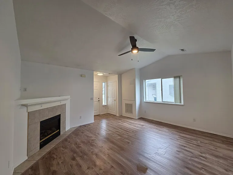 127 E Jadynn Ct — Photo 4