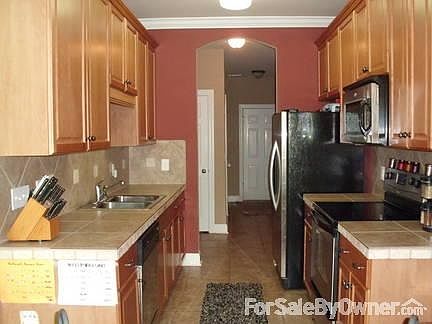 Kitchen
						:
						Stainless steel appliances