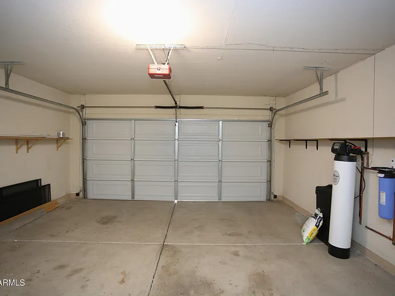 924 E Manor Dr — Photo 33