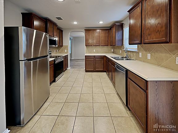 4th image of 542 Diana Dr