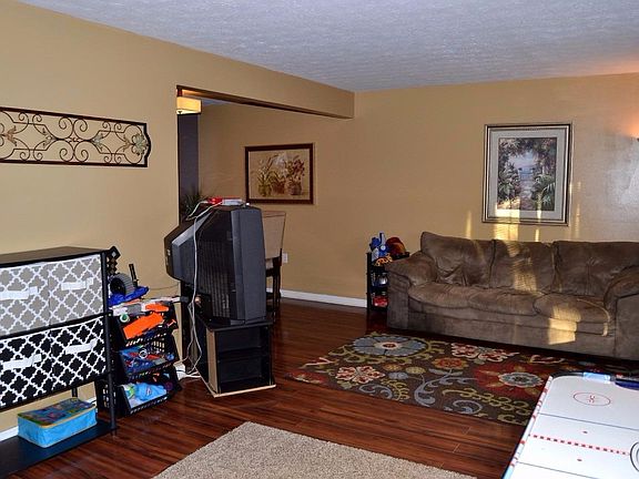 5th image of 353 Fox Harbour Dr