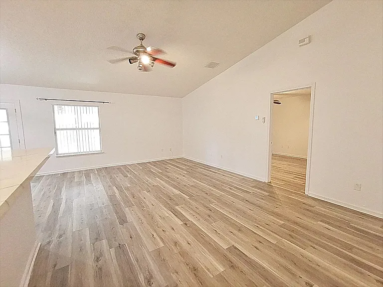2107 Willesdon Dr E — Photo 21