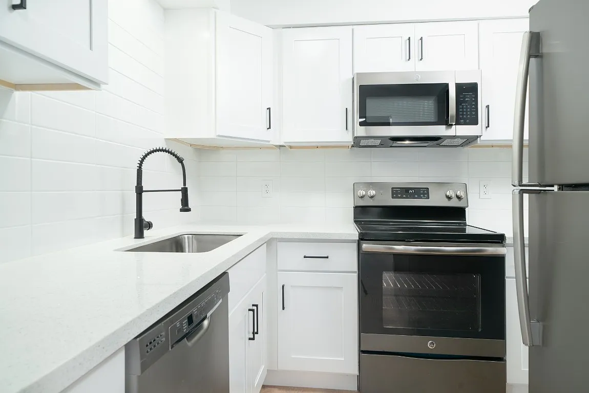 3 bed, 2227 sqft, $2,550 — Photo 2