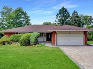 9 Whittier Dr, Albertson, NY 11507