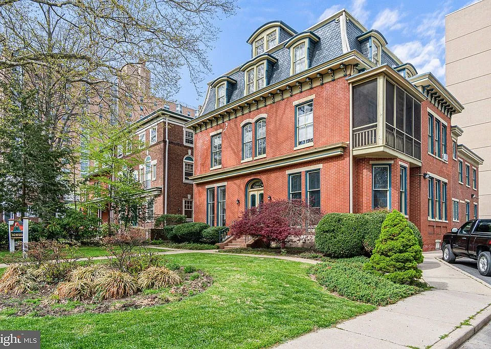 1211 Delaware Ave #203