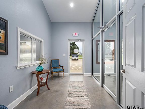 5th image of 19041 Valley Dr