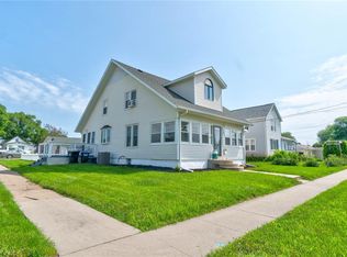 703 E 12th St, Vinton, IA 52349