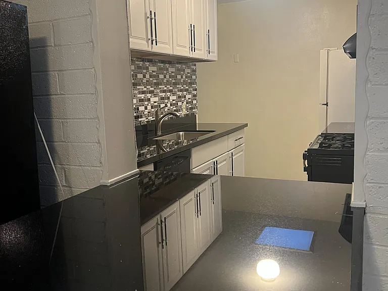 1421 E Elm St — Photo 11