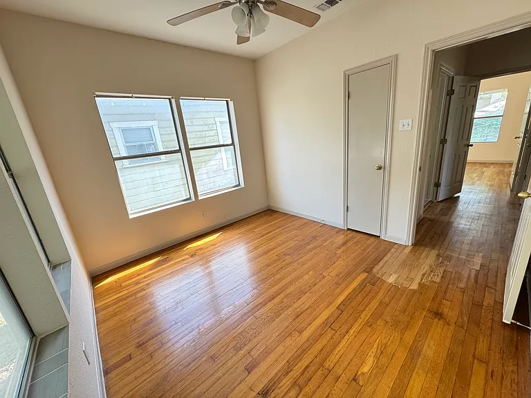 709 E Elmira St — Photo 2
