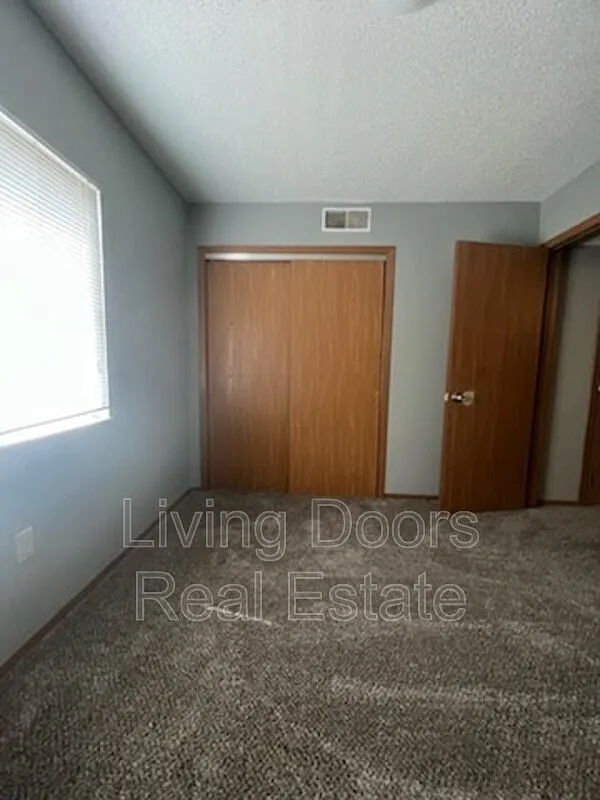 2 bed, 1.0 bath, $685 — Photo 4