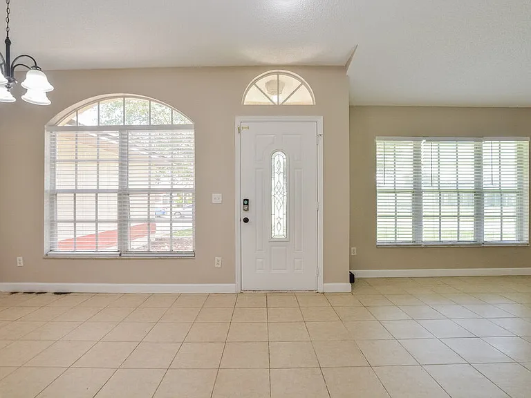 1306 Silverthorn Dr — Photo 4