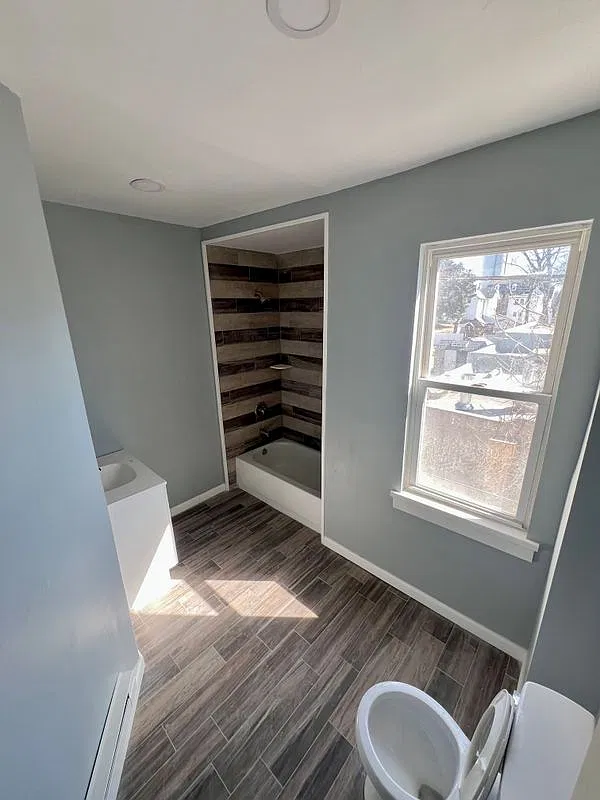 3 bed, 1.0 bath, 1200 sqft, $2,000 — Photo 4