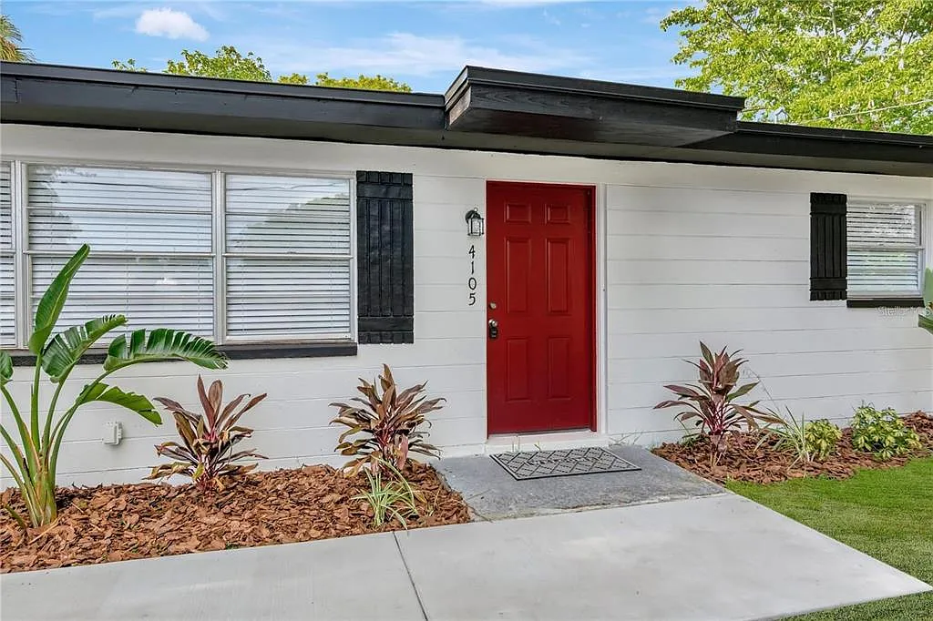 3 bed, 1.0 bath, 1048 sqft, $2,495 — Photo 3