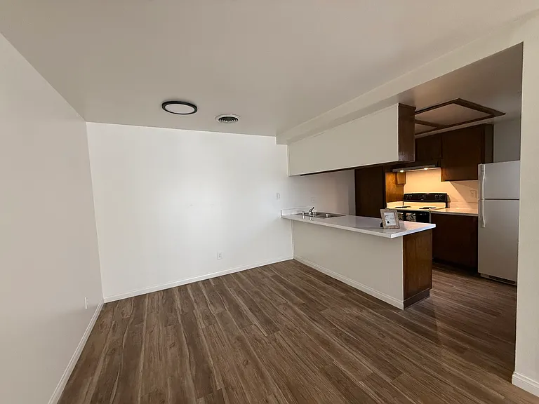 Laurelwood Oaks — Photo 9