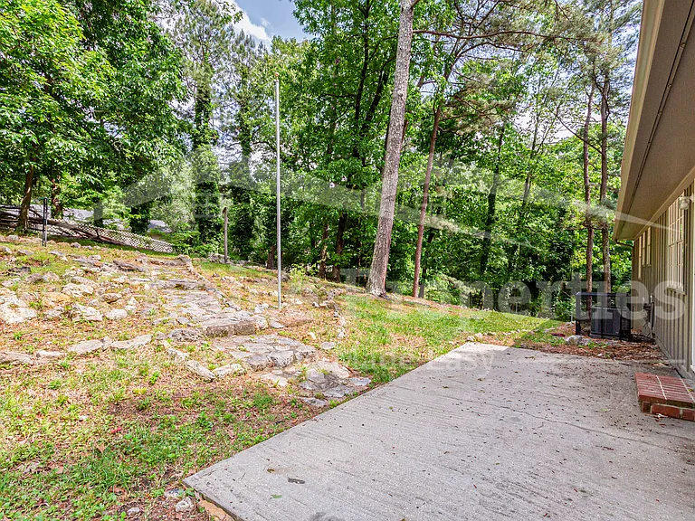 1421 Brewster Cir — Photo 3