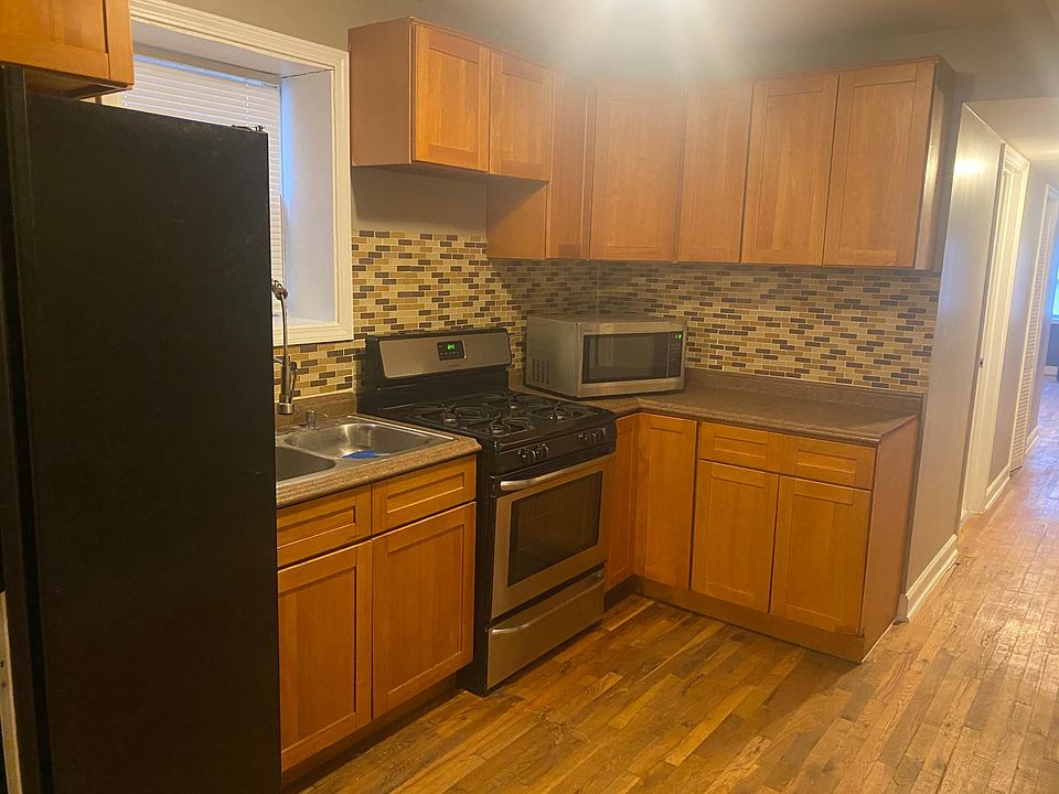 1st image of 922 W 50th Pl #1STFLOOR