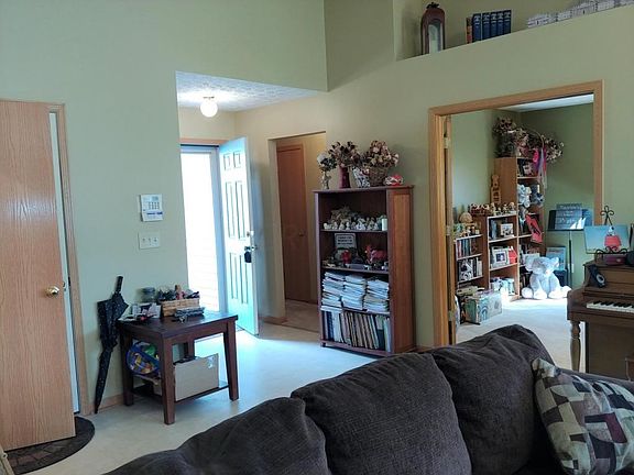 2nd image of 426 W Hunters Dr