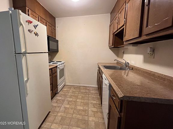 4th image of 1142 Argyll Circle #B