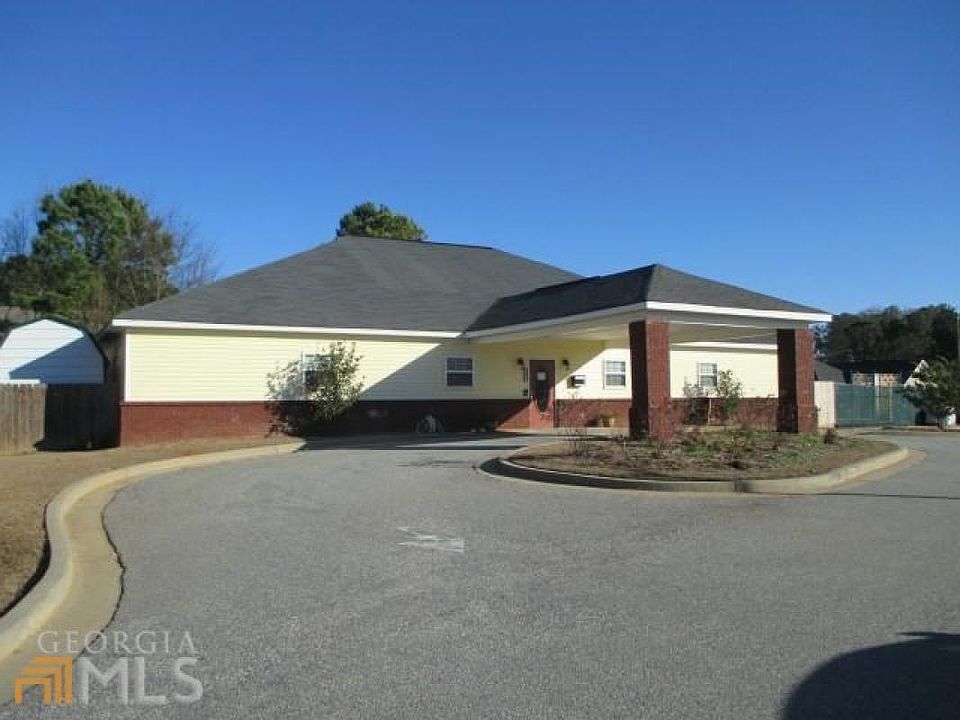 1st image of 221 Everett Sq