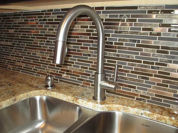 Pull down sprayer faucet