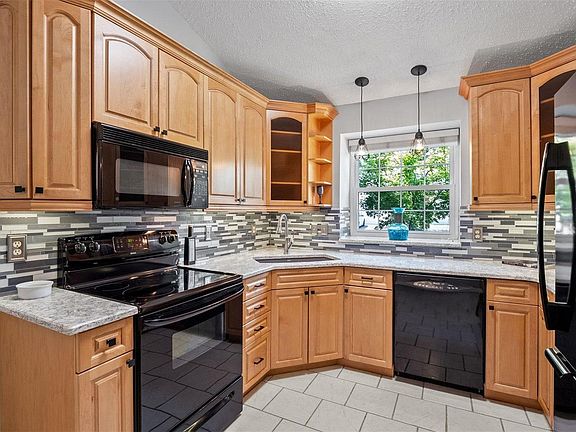 4th image of 5 Willowyck Ct