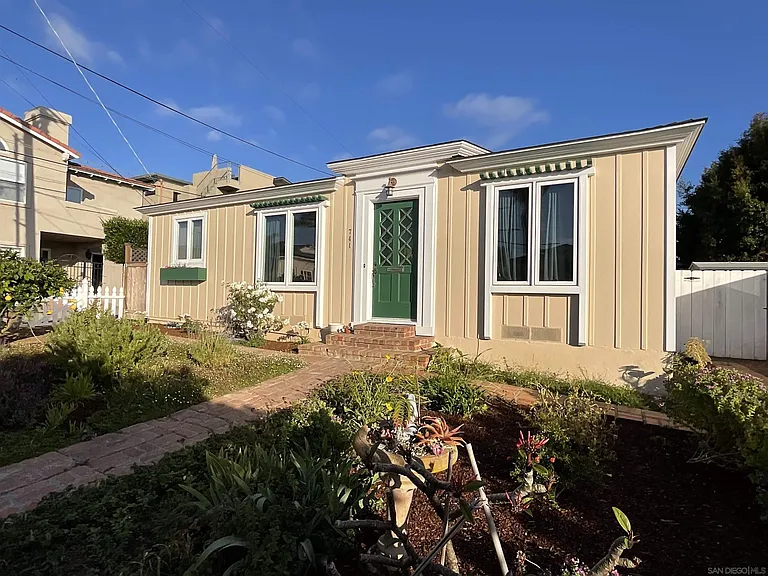 741 Arenas St — Photo 34