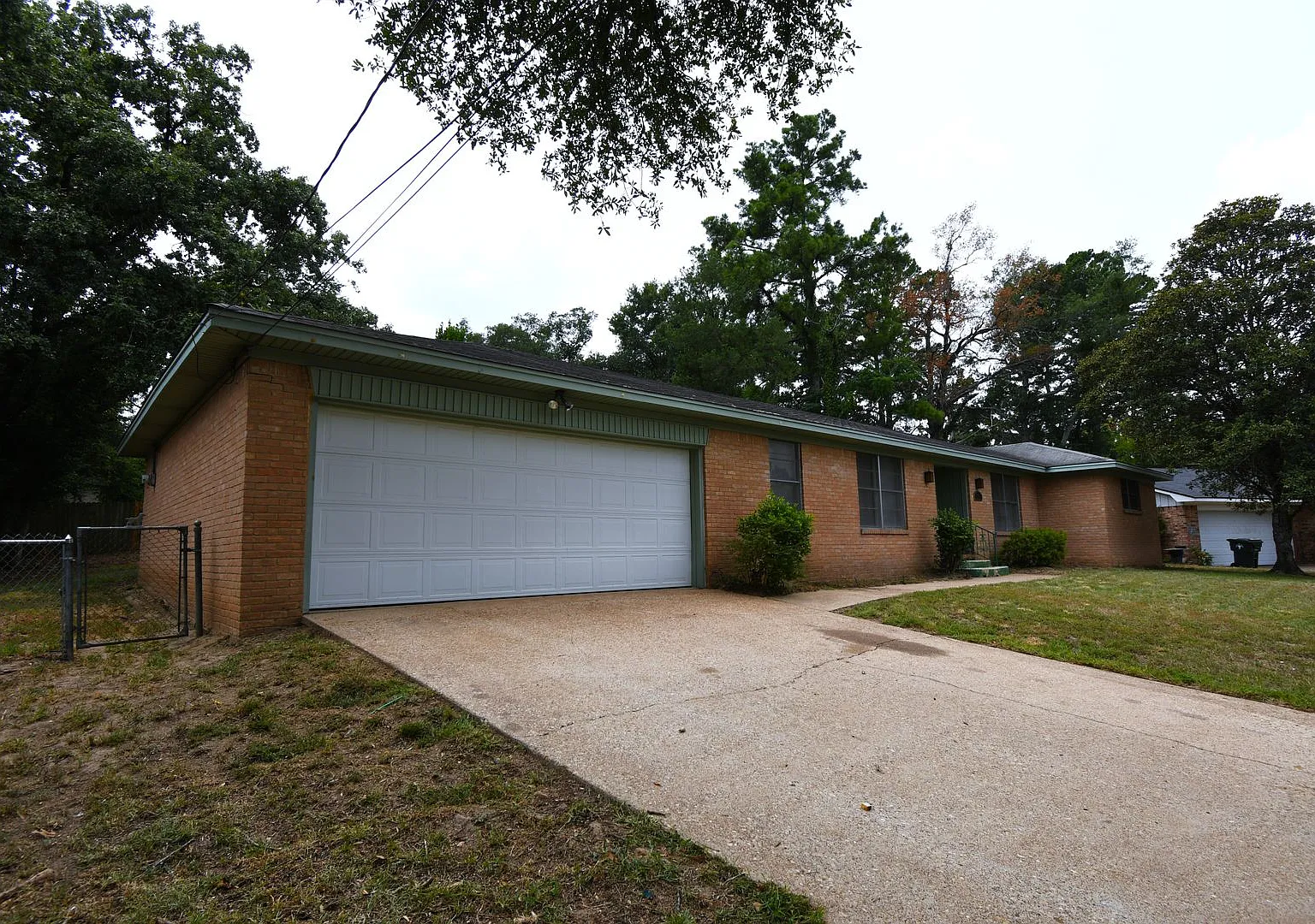Charming 3 Bedroom, 2 Bath Home In Shady Oaks Addition! — Photo 2