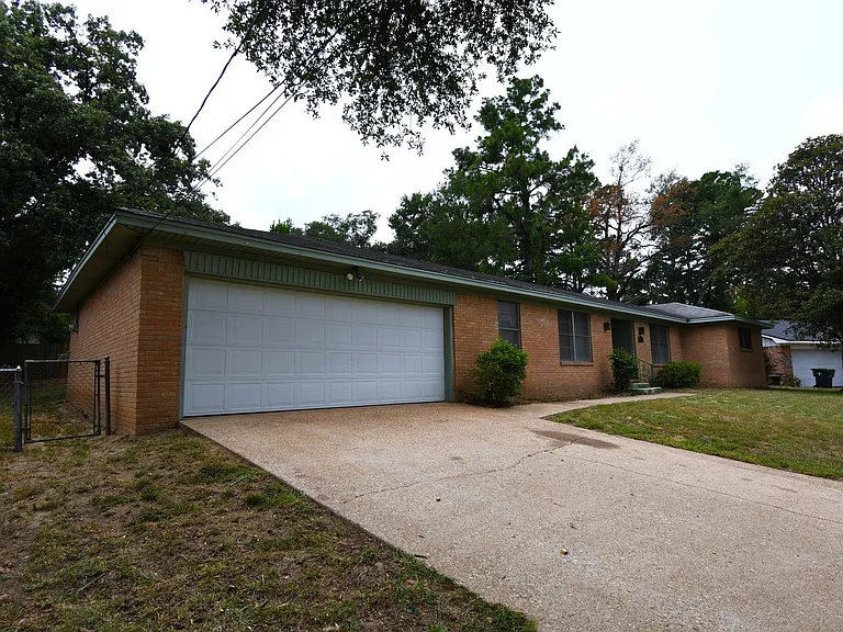 3202 Autumn Leaves Dr — Photo 2