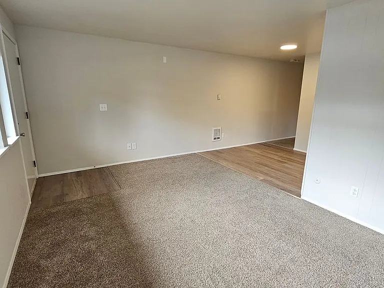 Julee Apartments — Photo 7