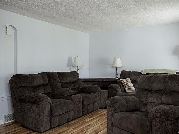4th image of 94 Donald Dr