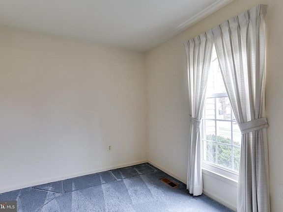 5th image of 18 Hollyberry Ct