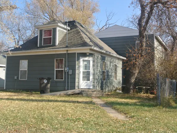 206 2nd St E, Velva, ND 58790