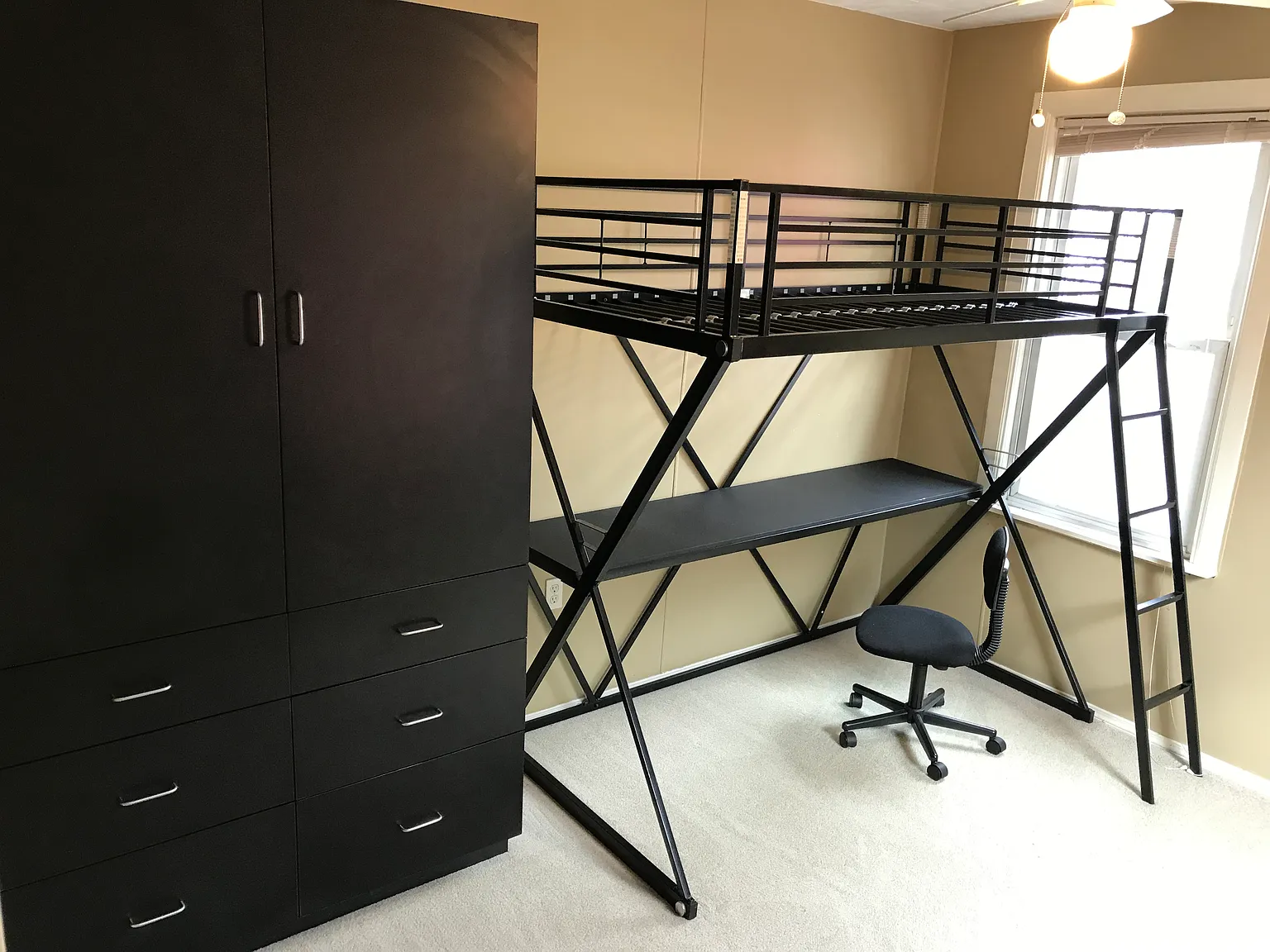 3 bed, 1000 sqft, $1,300 — Photo 3