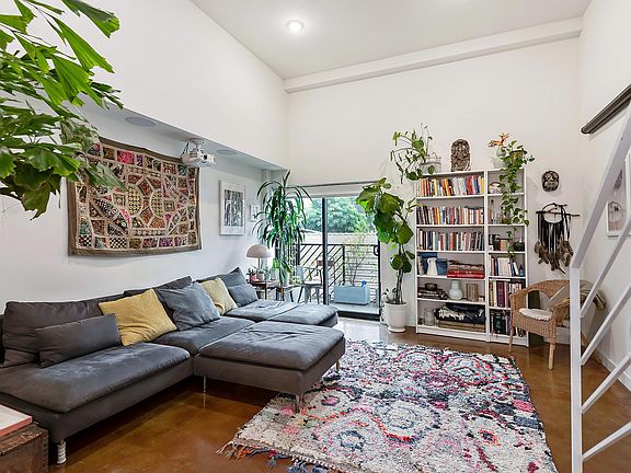 3rd image of 654 N Virgil Ave