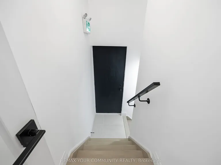 55 Cocksfield Ave #LOWER — Photo 2