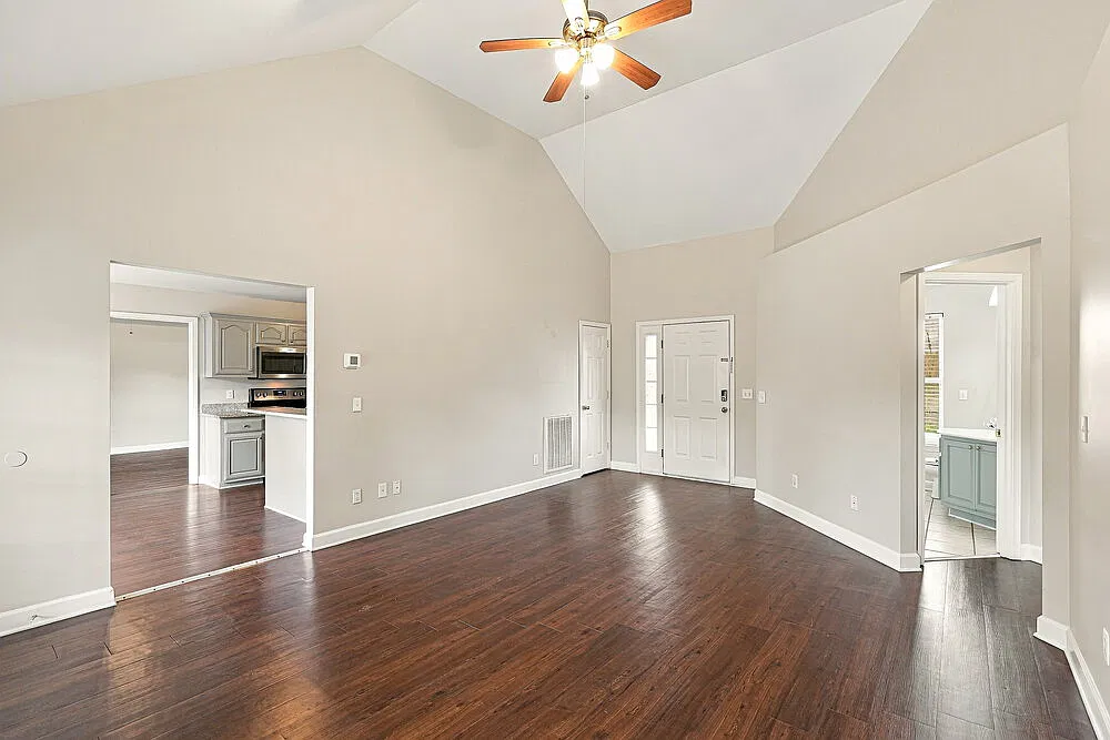 3 bed, 2.0 bath, 1834 sqft, $2,200 — Photo 4