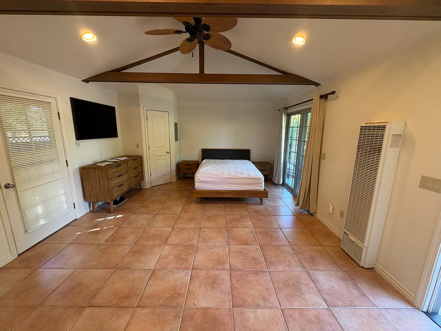 Studio, 350 sqft, $2,700 — Photo 3