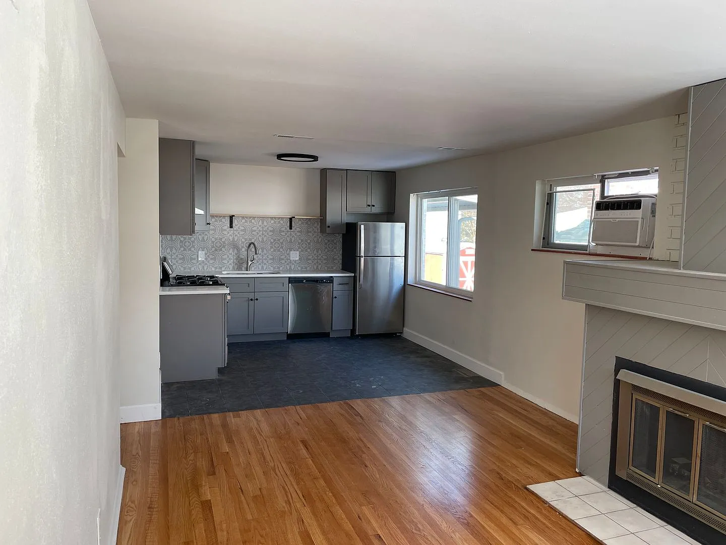 Great 2 Bed 1 Bath Speer/ Country Club — Photo 3