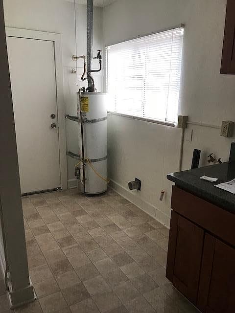 washer/dryer hookups