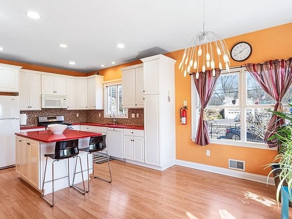 3rd image of 89 Woodlawn Ave