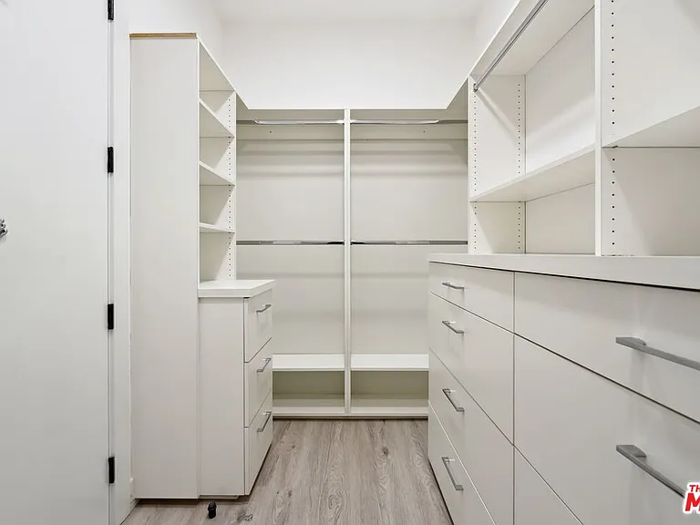 137 N Doheny Dr #3 — Photo 32