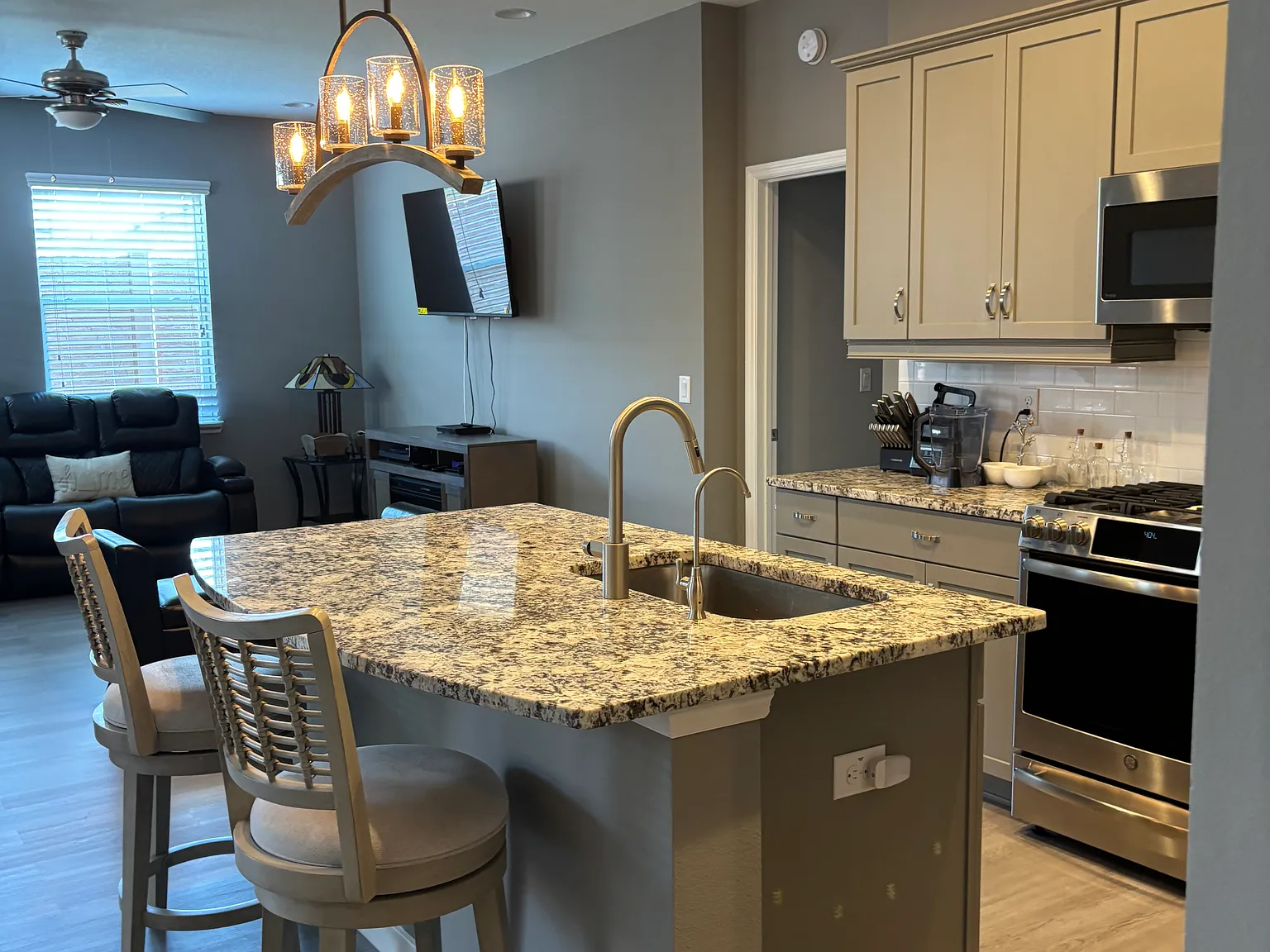 2 bed, 1368 sqft, $2,300 — Photo 4