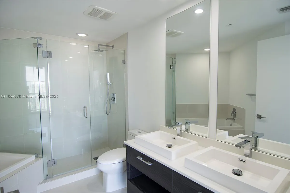 Building Photo - 45 SW 9th St #3501
