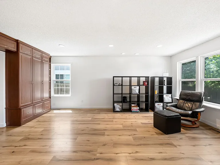 10217 Julian St — Photo 15