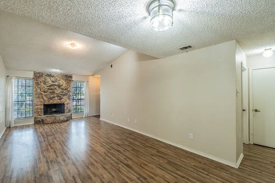 1515 Cherrycrest Ln — Photo 3