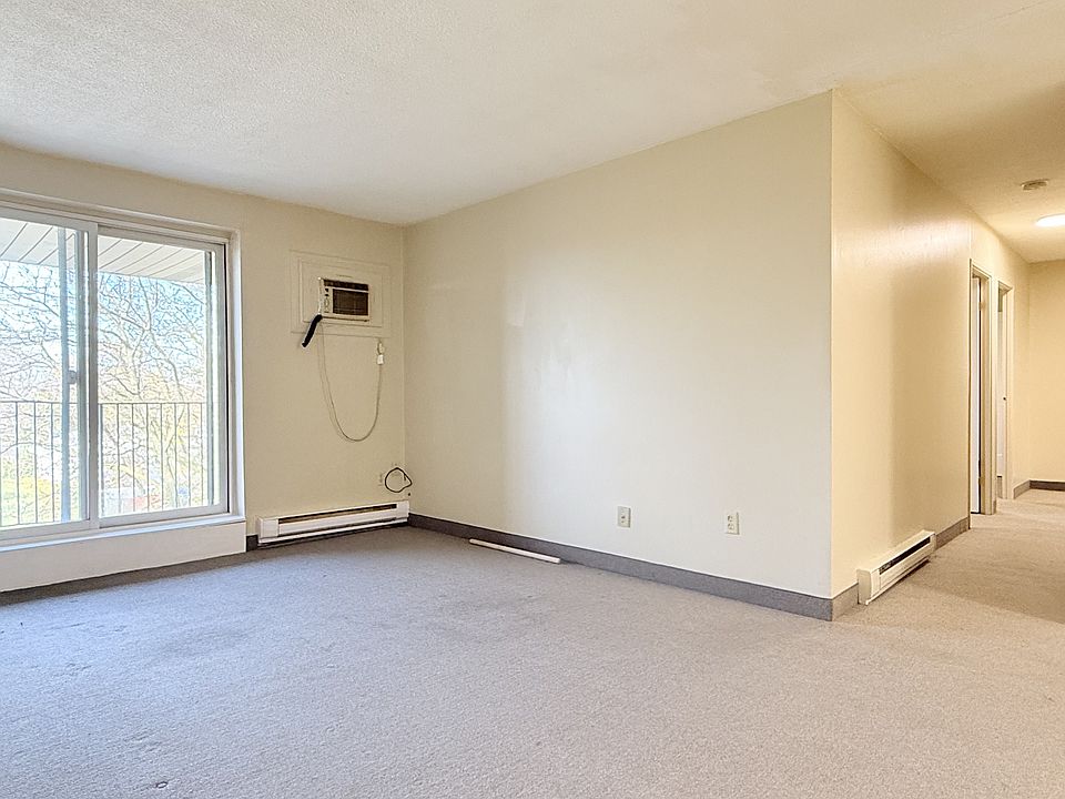 1st image of 4 Dufferin St N #305
