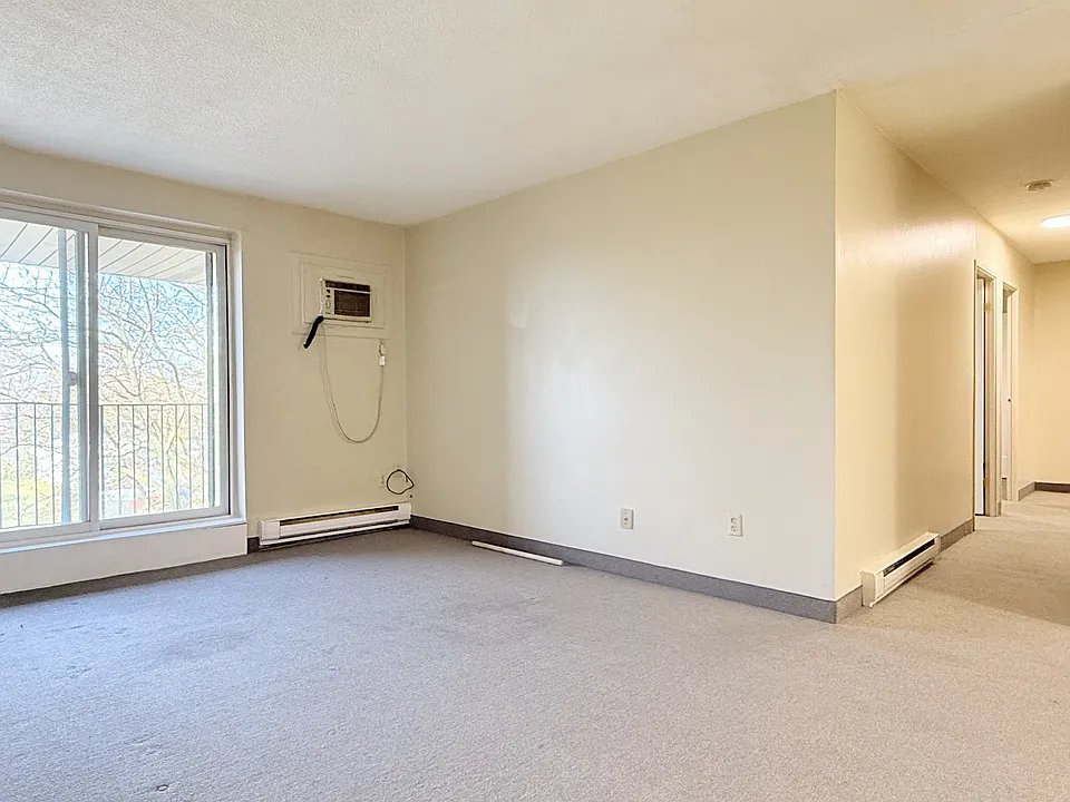 4 Dufferin St N #305