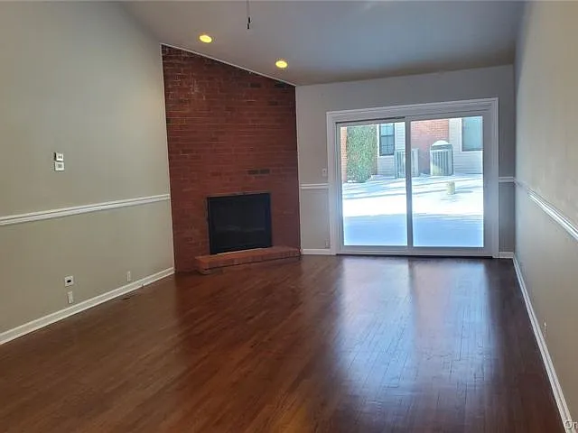 91 Duckpond Dr — Photo 5