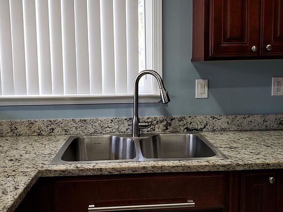 4th image of 901 S Park Victoria Dr