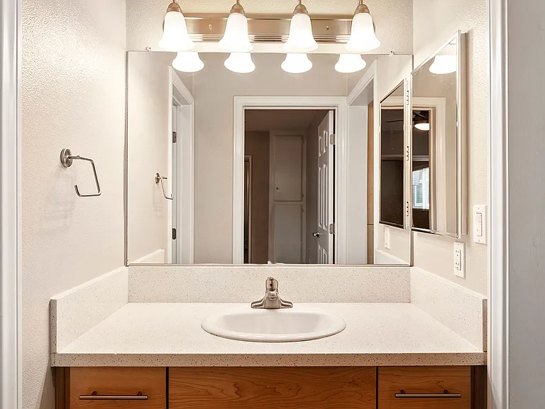 Four Seasons Apartments — Photo 25